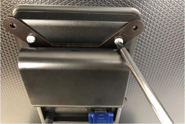 Прикрепите корпус к монитору